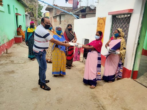 Pratiyogita Gaurav | आंगनबाड़ी सेविका द्वारा घर घर जाकर दूध का किया जा रहा...